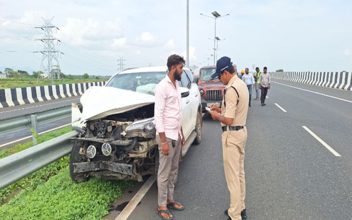 మినీ ట్రాలీని ఢీకొన్న ఫార్చ‌న‌ర్ కారు