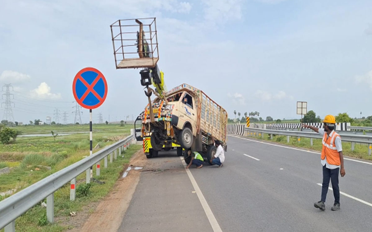 మినీ ట్రాలీని ఢీకొన్న ఫార్చ‌న‌ర్ కారు