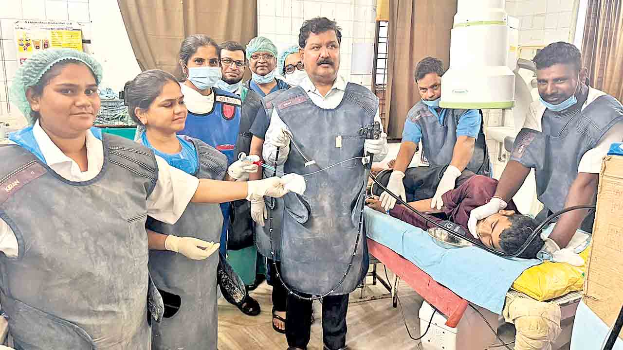 బ్లేడ్లు మింగిన యువకుడికి కొత్త జీవితం