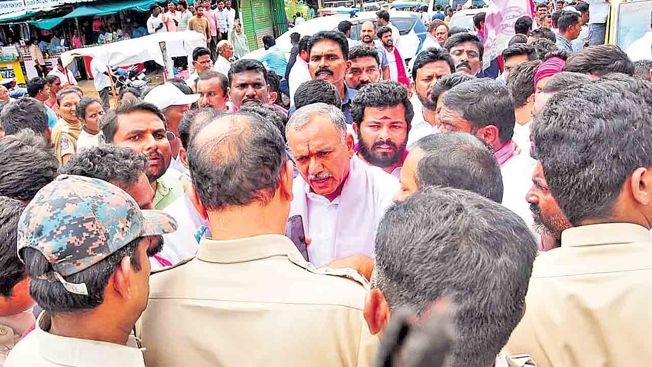 బీఆర్‌ఎస్‌ నిరసనలపై సర్కార్‌ నిర్బంధం