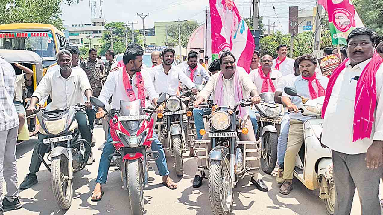 బీఆర్‌ఎస్‌ కార్యకర్తలపై దాడి చేస్తే ఖబడ్దార్‌