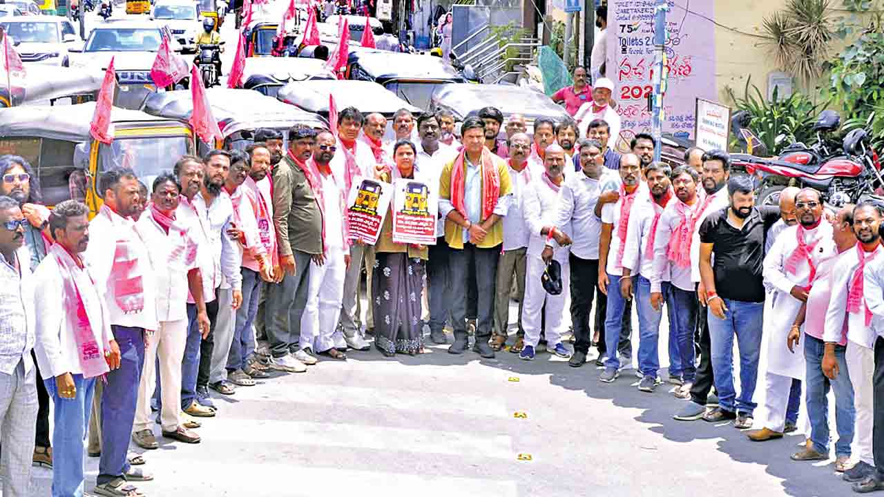 ఆటోవాలా.. పోరుబాట.. కాంగ్రెస్‌ ప్రభుత్వ ‘అబద్ధాల హామీల’పై రణనినాదం