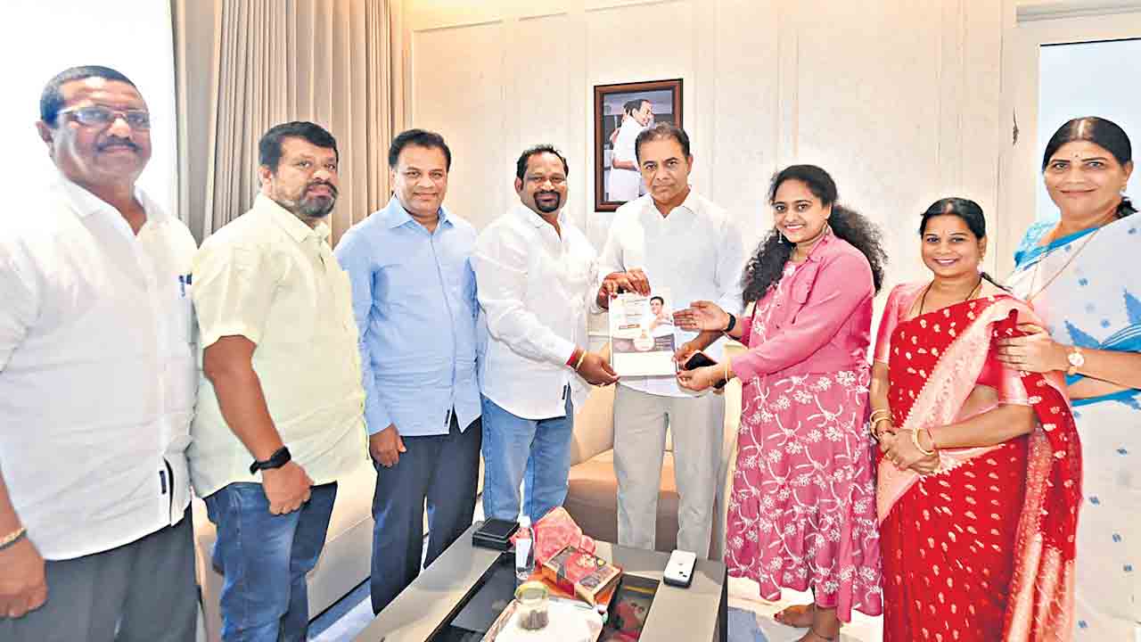 కేటీఆర్‌కు ‘దుబాయ్‌’ ఆహ్వానం.. అక్టోబర్‌ 11న బతుకమ్మ నిర్వహణకు ఘనంగా ఏర్పాట్లు