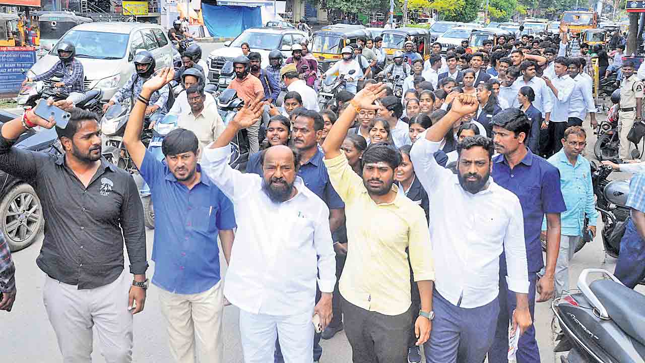 ఫీజు బకాయిలు ఇవ్వకపోతే అగ్నిగుండమే.. ఆర్‌ కృష్ణయ్య హెచ్చరిక