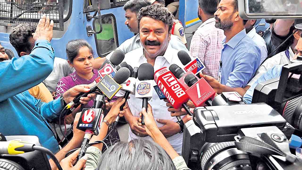 ప్రజాస్వామ్యం ఖూనీ గొంతు నొక్కుతే ఊరుకోం