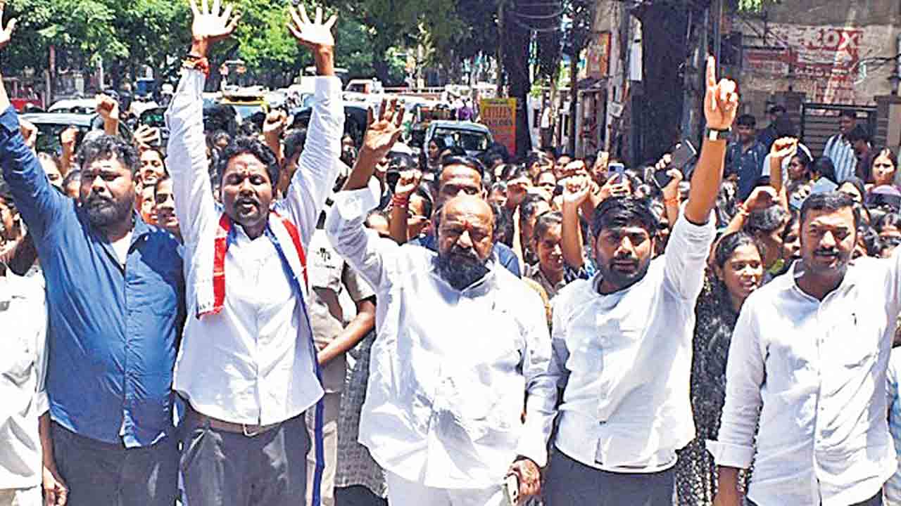 ఫీజు బకాయిలు చెల్లించకుంటే అసెంబ్లీని ముట్టడిస్తాం : ఆర్‌ కృష్ణయ్య
