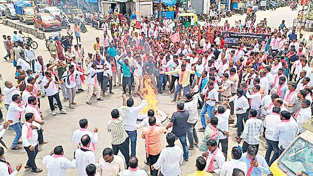షాద్‌నగర్‌లో ఎమ్మెల్యే దిష్టిబొమ్మ దహనం