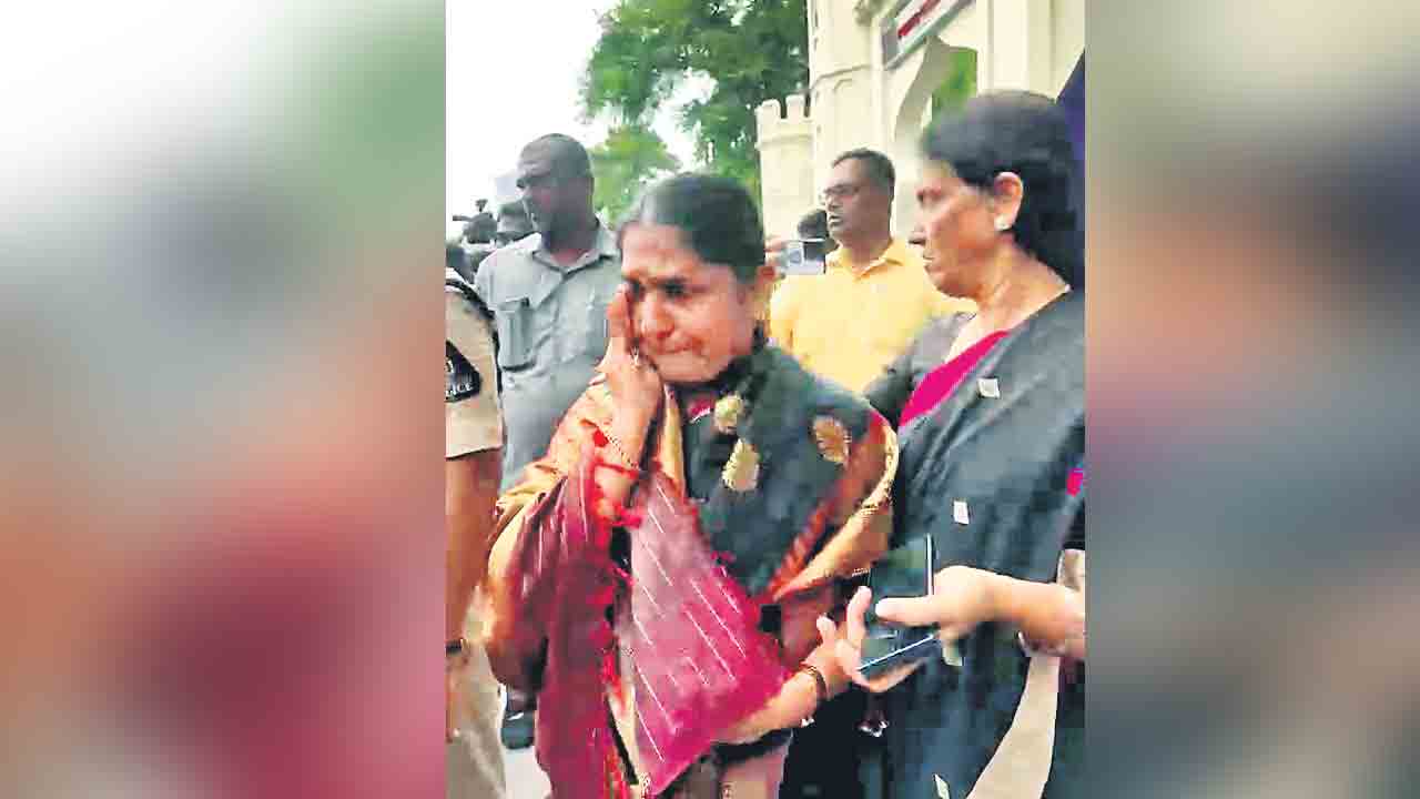 ఏ చీరె కట్టుకోవాలో కూడా చెబుతారా..!