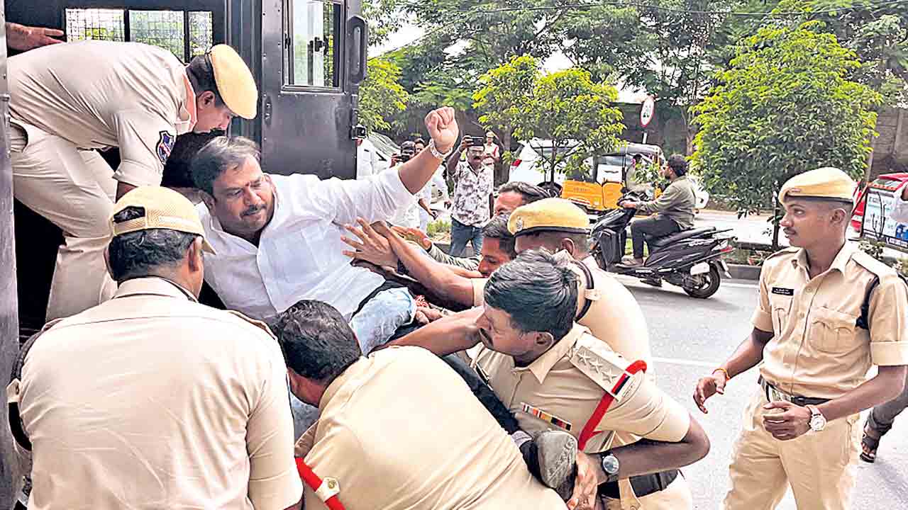 పోలీస్‌ రాజ్యం.. నిరంకుశ పాలనలో నిర్బంధకాండ
