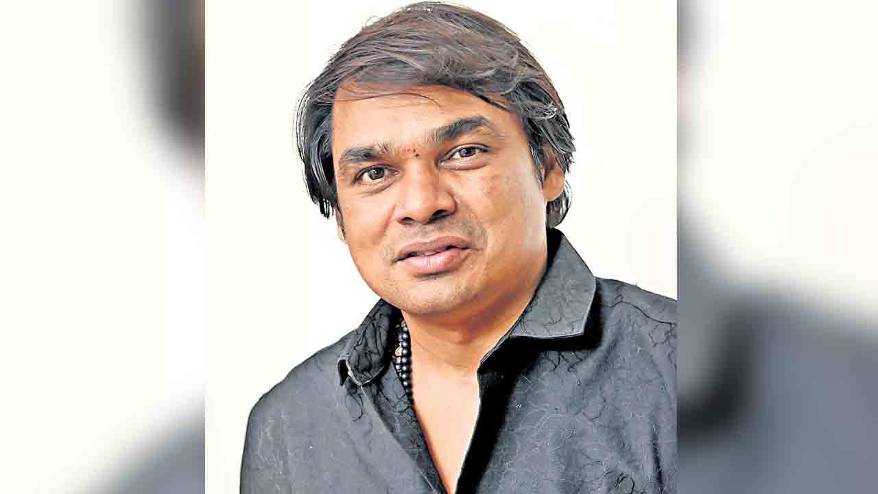 భక్తిభావంతో బయటికొస్తారు