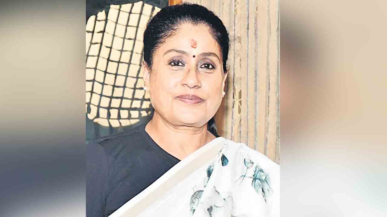 ప్రైవేట్‌ దవాఖానల దోపిడీని అరికట్టాలి : విజయశాంతి