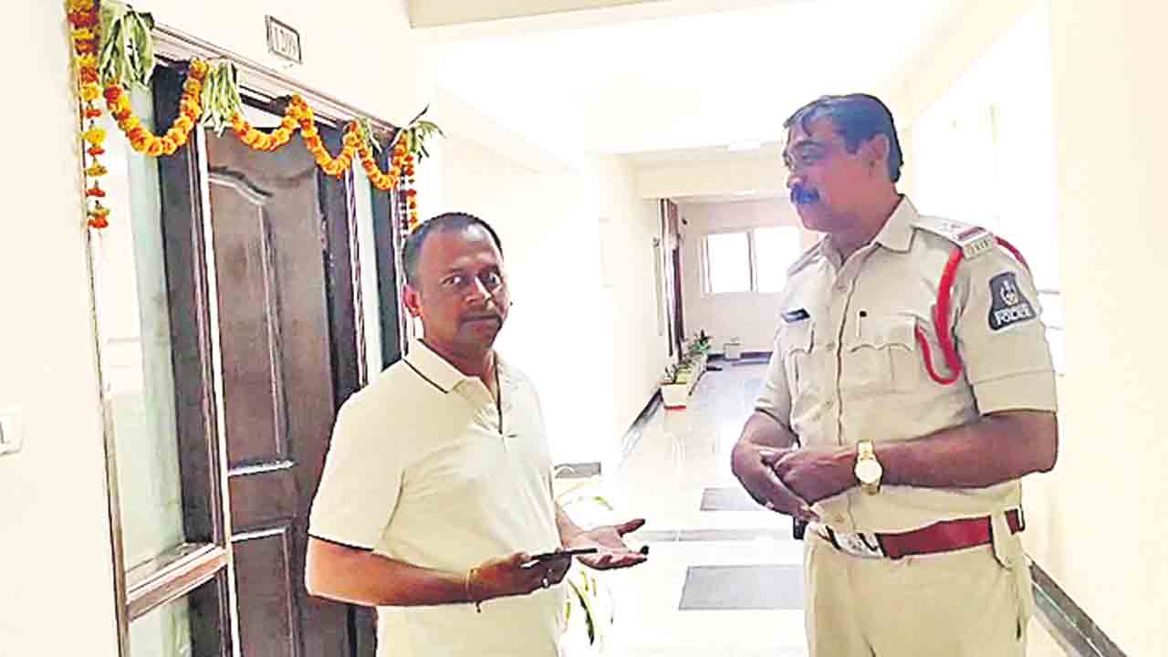 బీఆర్‌ఎస్‌ నేతలపై దౌర్జన్యకాండ.. ఎక్కడికక్కడ హౌస్‌ అరెస్ట్‌లు