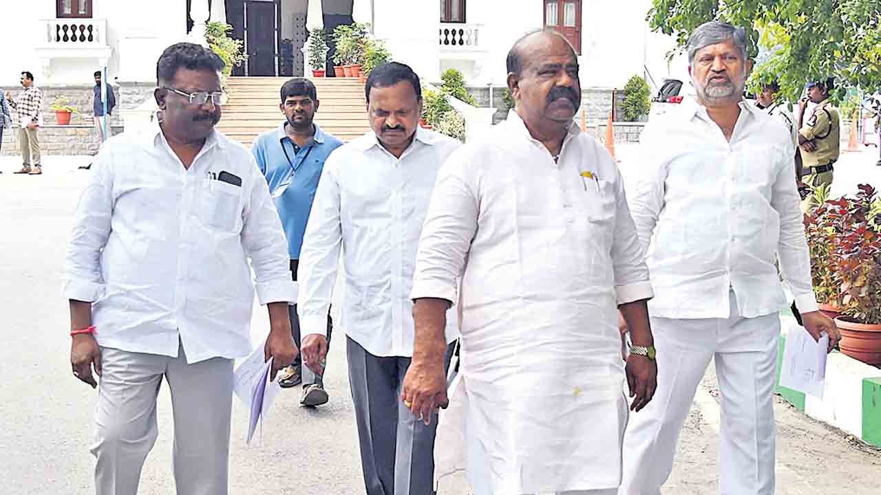 మైక్‌ ఇవ్వండి సార్‌.. మండలిలో ప్రాధేయపడిన బీఆర్‌ఎస్‌