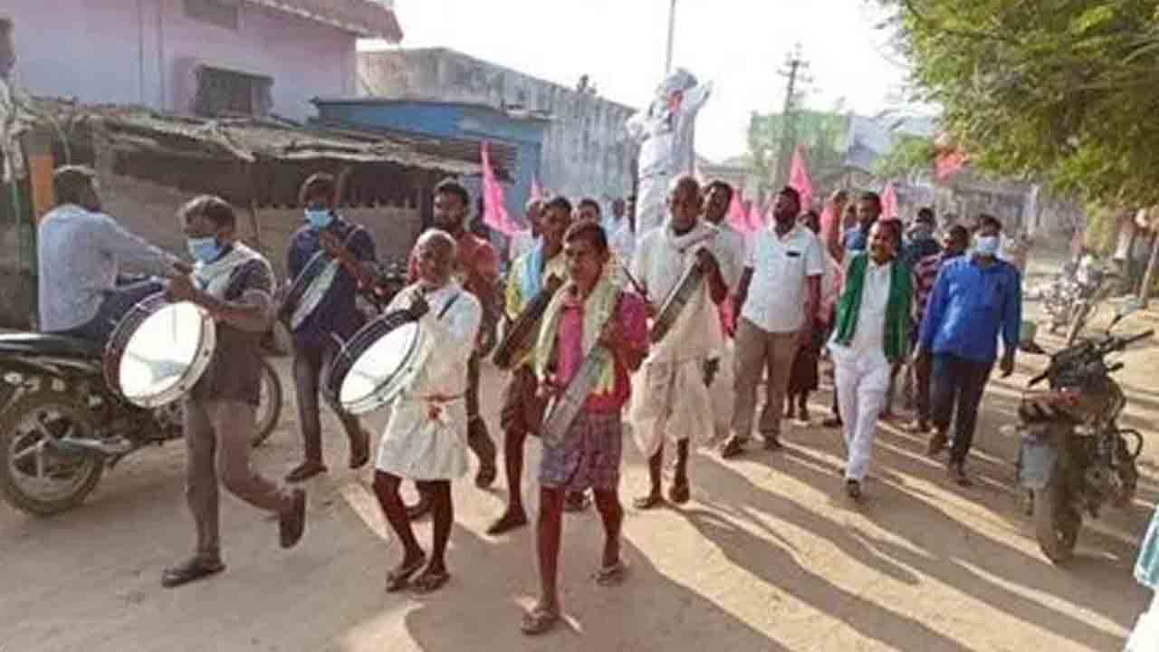 కాంగ్రెస్‌ పాలనలో అభివృద్ధి శూన్యం.. డప్పు చప్పుళ్లతో గ్రామస్తుల నిరసనలు