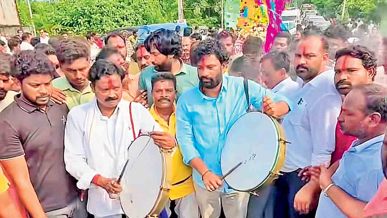 డప్పు కొట్టి.. పాడె మోసి.. బీఆర్‌ఎస్‌ నేతకు కన్నీటి వీడ్కోలు పలికిన మాజీ విప్‌ బాల్క సుమన్‌
