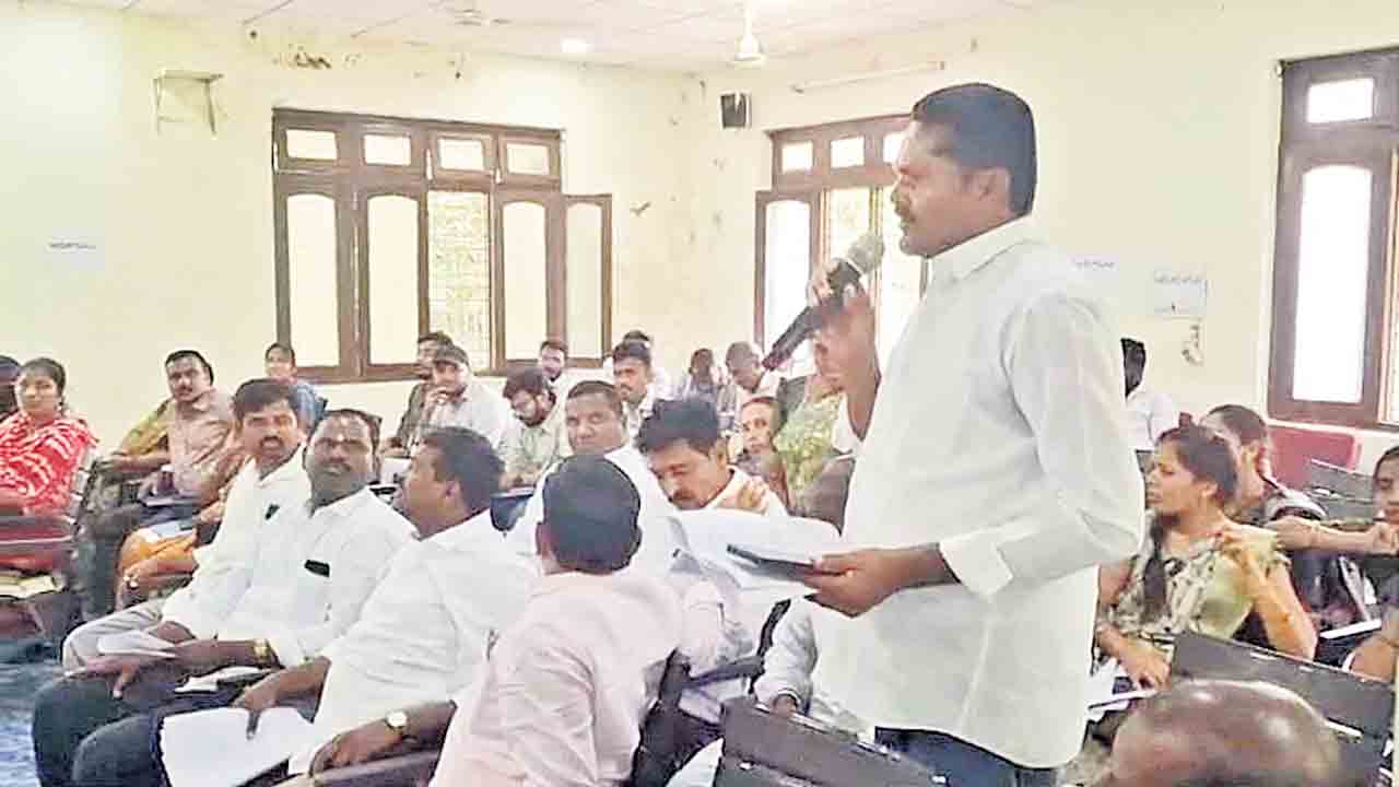 కరెంట్‌ సమస్యపై సమీక్షలో రసాభాస