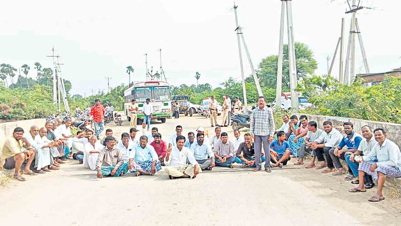 పంటలు ఎండుతున్నా పట్టించుకోరా?