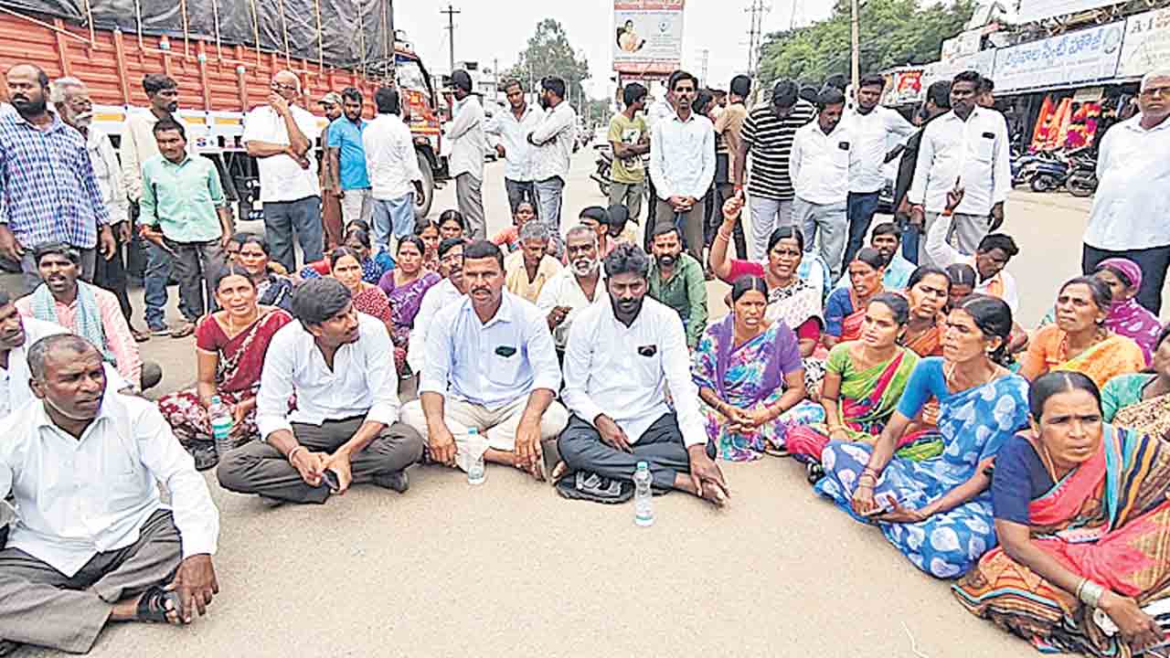ఎమ్మెల్యే అబద్ధాలపై రైతుల తిరుగుబాటు
