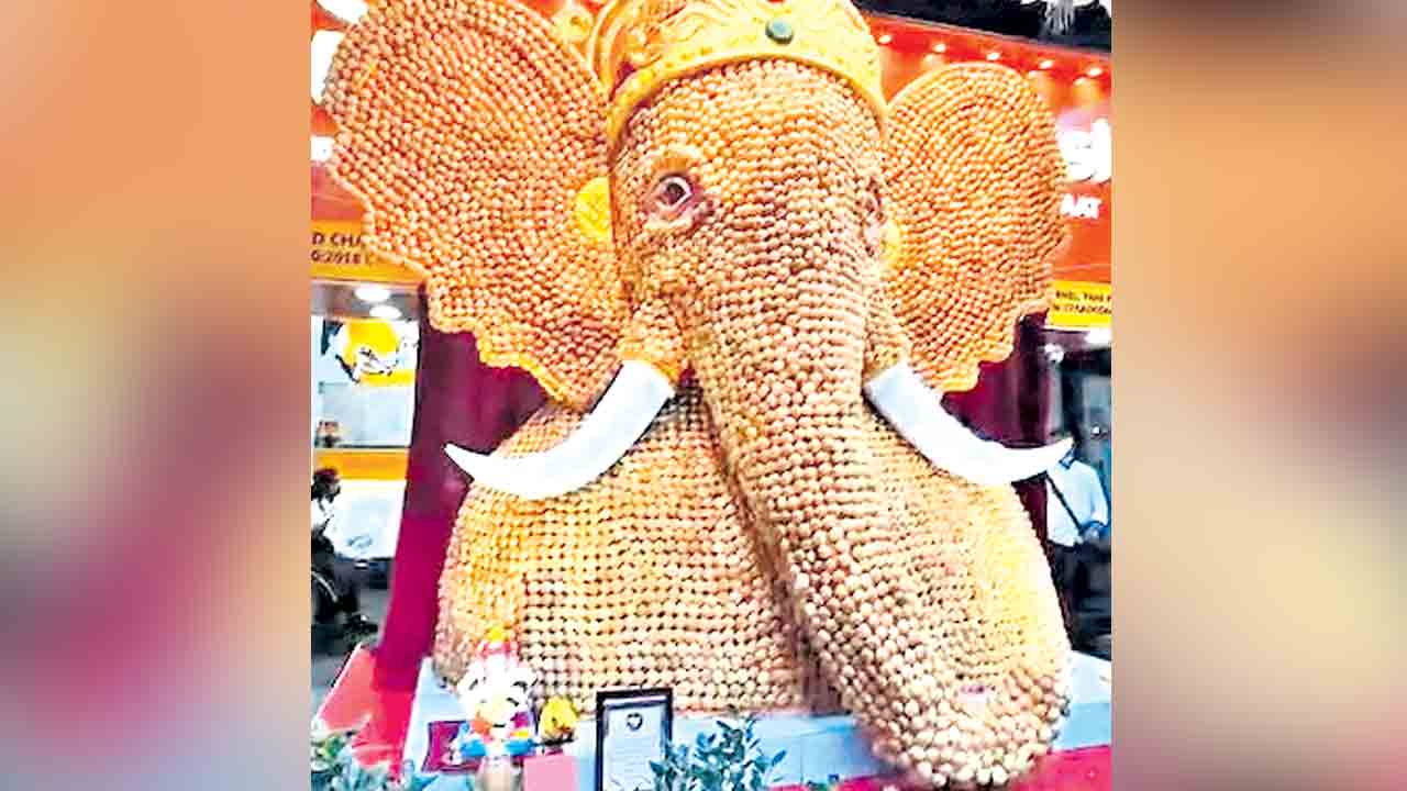 పానీపూరీలతో 13 అడుగుల గణేశుడు