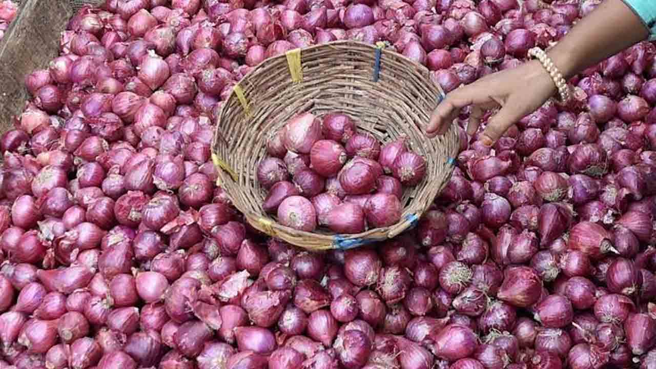 ఘాటెక్కిన ఉల్లి కిలో రూ.70!