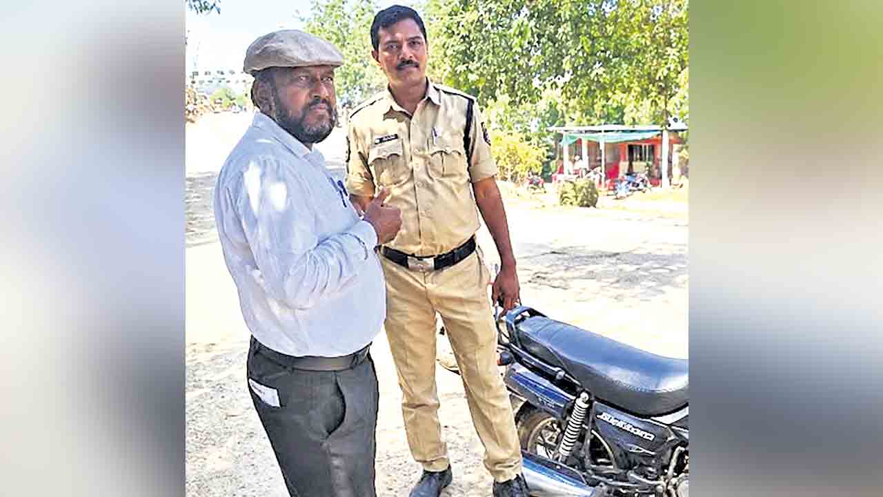 నకిలీ అధికారి అరెస్ట్‌.. చైల్డ్‌ లేబర్‌ ఆఫీసర్‌నంటూ.. డబ్బులు డిమాండ్‌