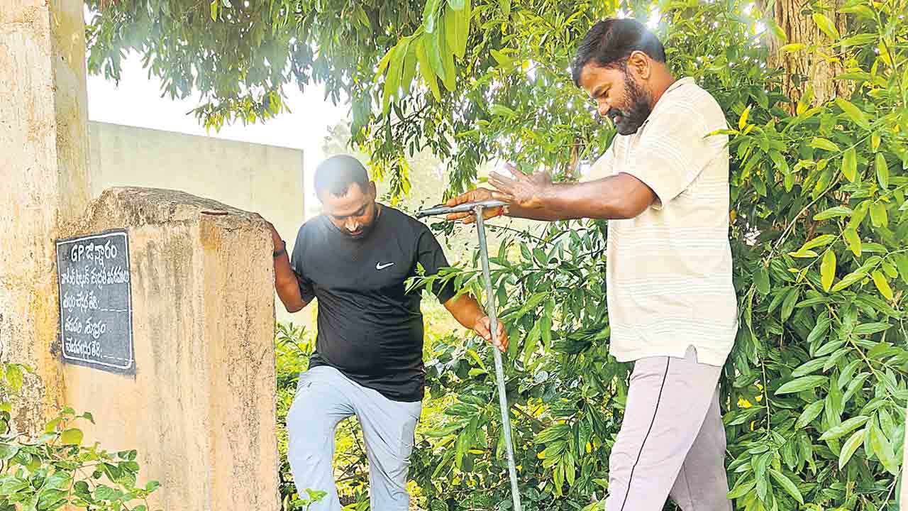 పారిశుధ్య కార్మికుల విధుల బహిష్కరణ.. స్వయంగా నీటిని వదిలిన వైస్‌ చైర్మన్‌