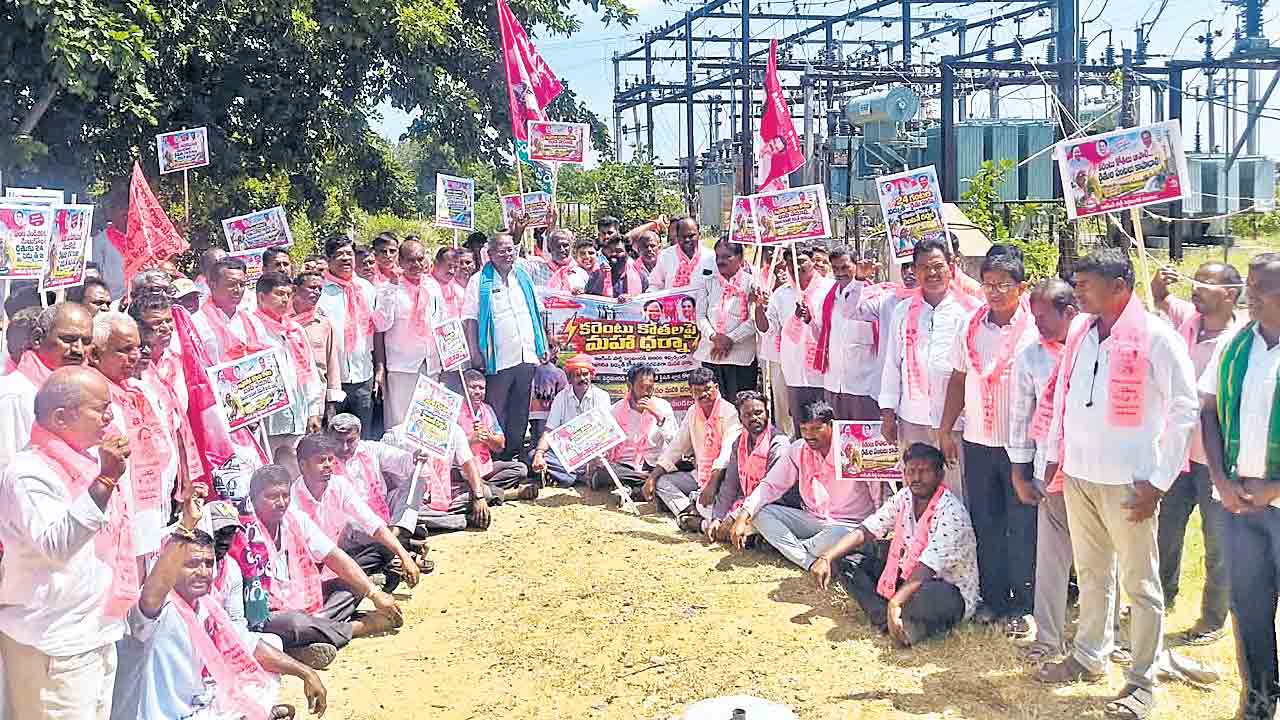 పంటలెండుతున్నా కరెంటియ్యరా.. కోతలపై మండిపడ్డ రైతులు