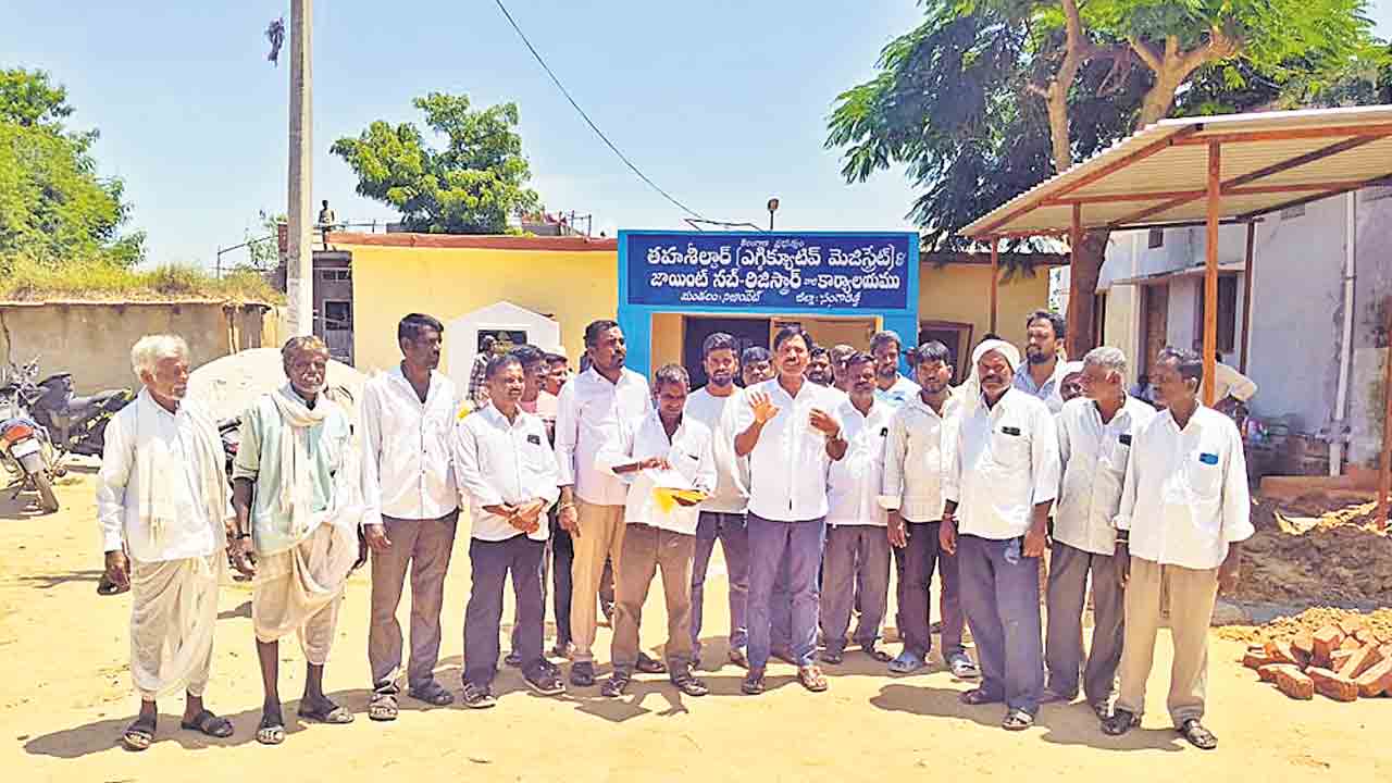 ఎకరాకు లక్ష ఇస్తేనే రిజిస్ట్రేషన్‌.. నిజాంపేట్‌ తహసీల్దార్‌పై రైతుల ఆరోపణలు
