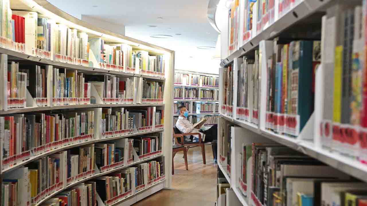 పుస్తకం చదివితే నగదు బహుమతి!