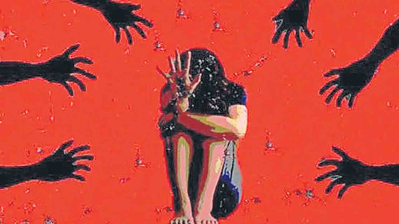 బాలికపై గ్యాంగ్‌ రేప్‌.. హత్య.. మృతదేహాన్ని పీక్కుతిన్న కుక్కలు
