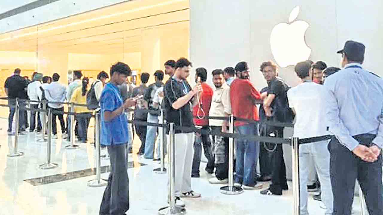 బంగారం అమ్మి భార్యకు ఐఫోన్‌ 18ప్రో!