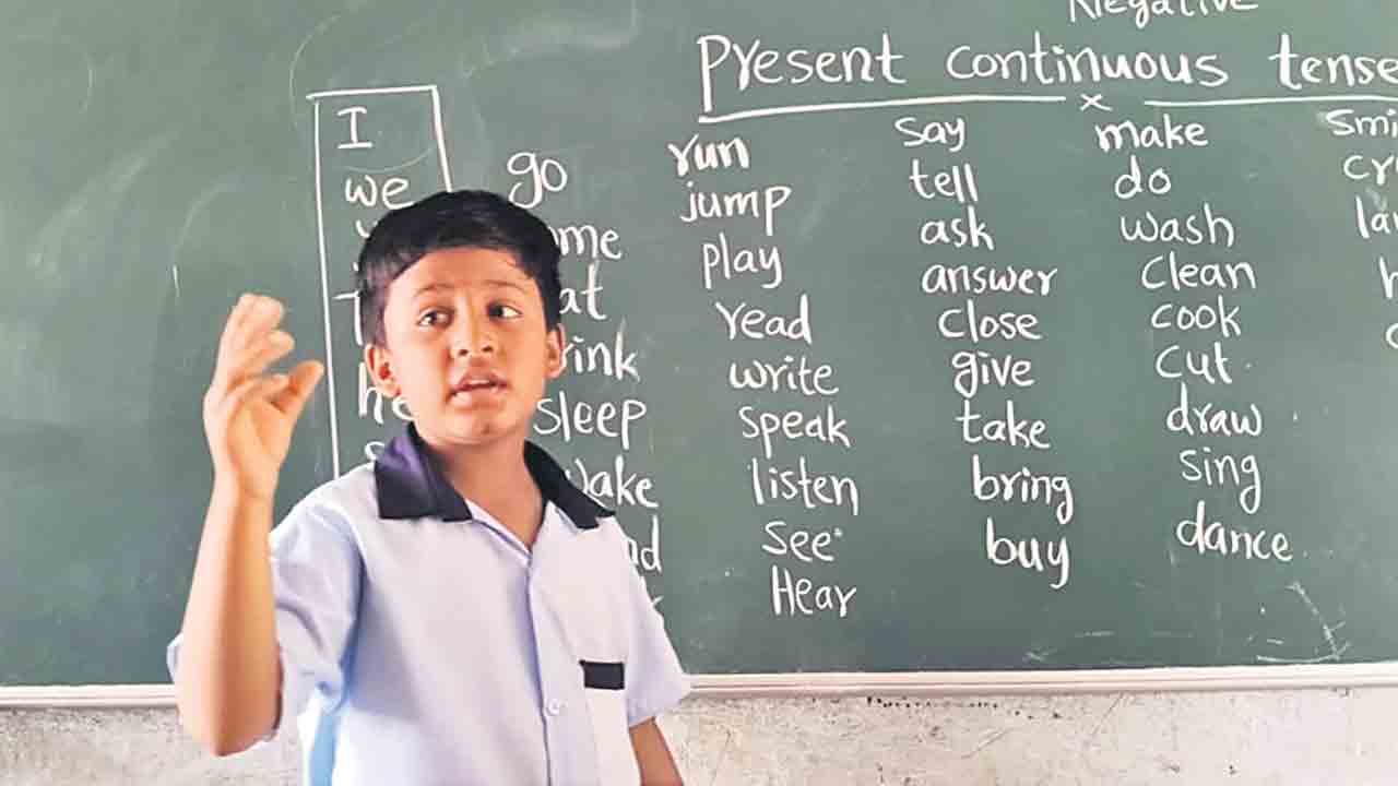 ఈ బుడ్డోడి పాఠాలకు లక్షల మంది ఫాలోవర్లు