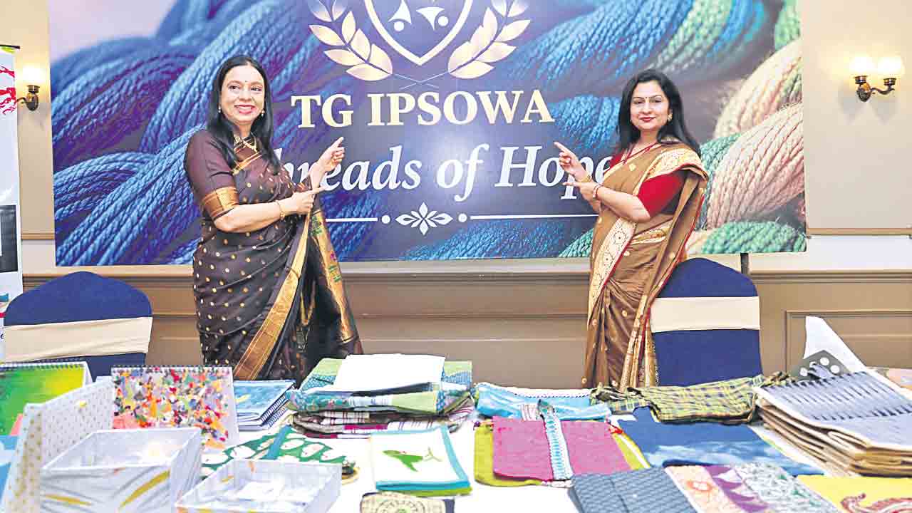 చేనేతకు ఐపీఎస్‌ల సతీమణుల చేయూత