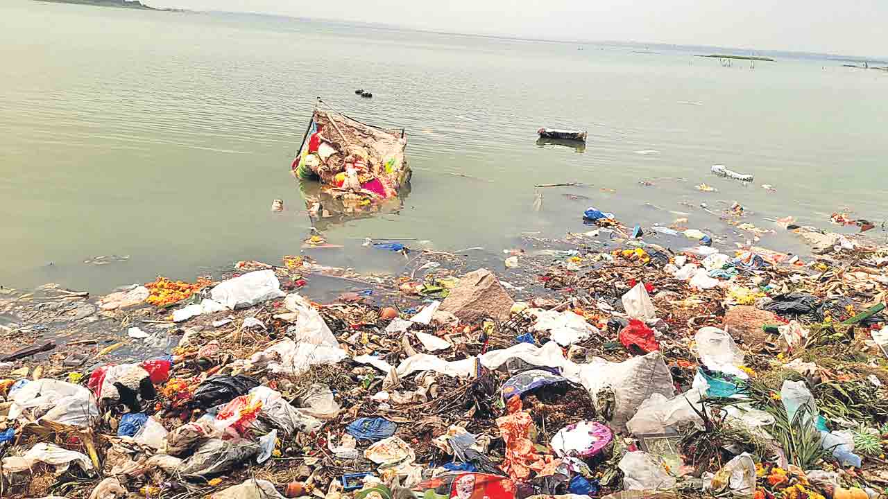 జంట జలాశయాల్లో నిమజ్జనాలు.. ఉస్మాన్‌సాగర్‌, హిమాయత్‌సాగర్‌ విషతుల్యం