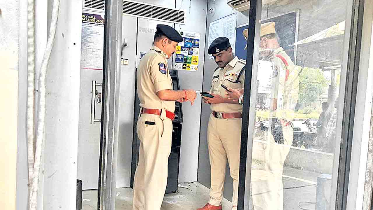 రెండు ఏటీఎంలలో 16 లక్షలు చోరీ.. లేడీ గెటప్‌లో వచ్చిన దుండగులు