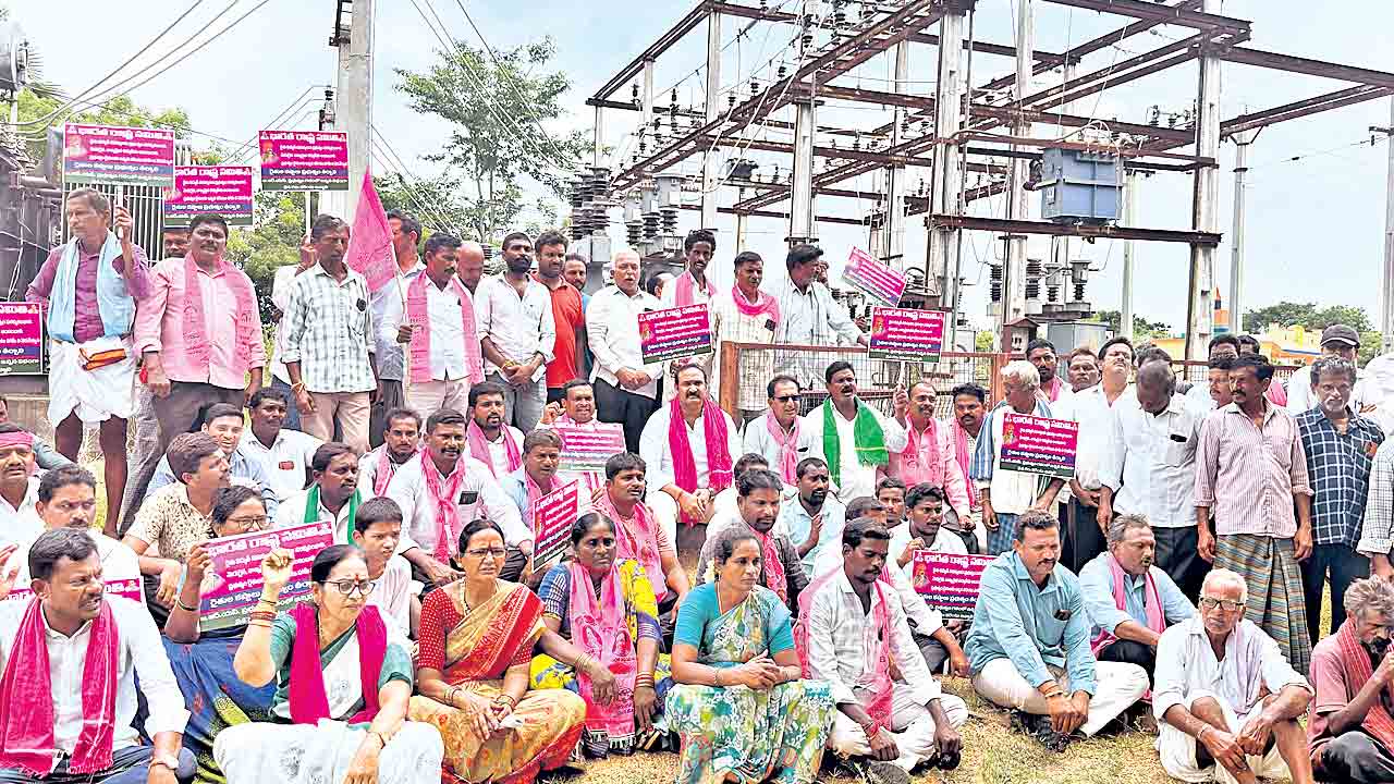 పంటలు ఎండుతున్నా పట్టించుకోరా?