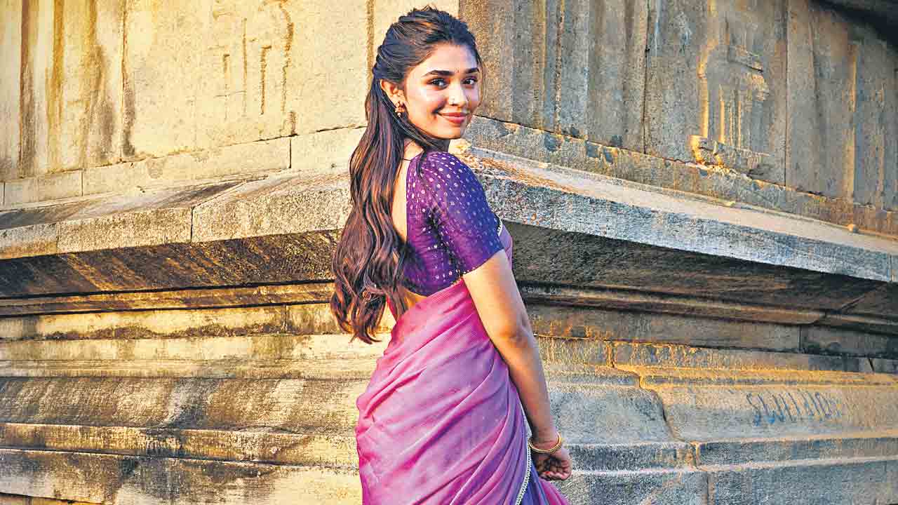 చలాకీ భామ దీపు