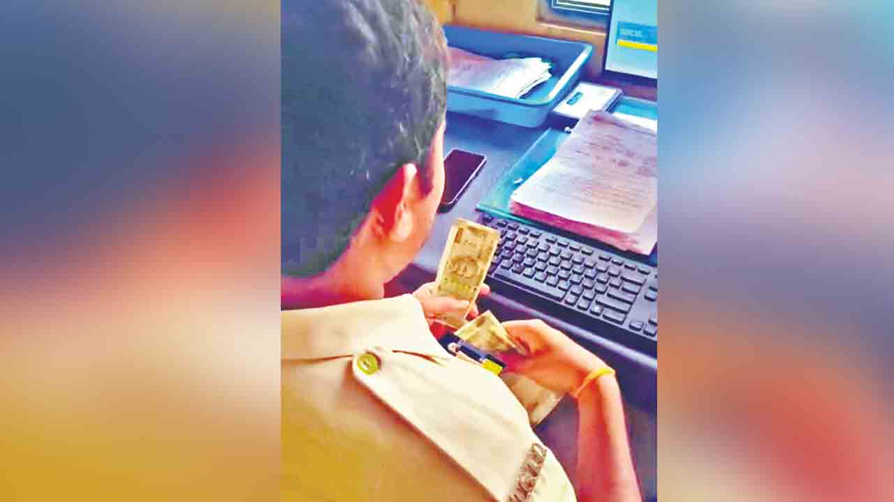 బండ్లగూడ ఆర్టీఏ తీరు మారదా.. కానిస్టేబుల్‌ డబ్బులు లెక్కించిన వీడియో వైరల్‌