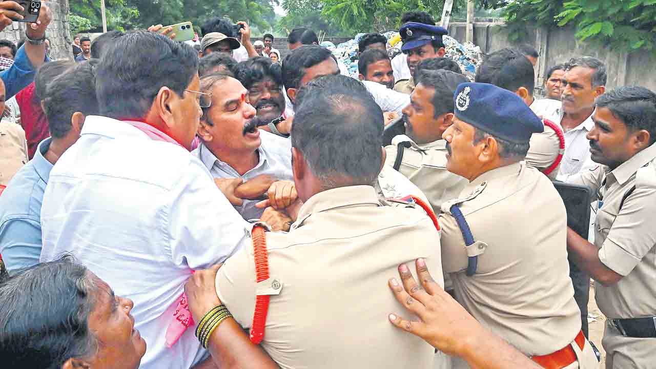 దాస్యంపై ఖాకీల ఓవరాక్షన్‌.. రెక్కలు విరిచి, మోకాలితో కడుపులో పిడిగుద్దులతో పోలీసుల పైశాచికం