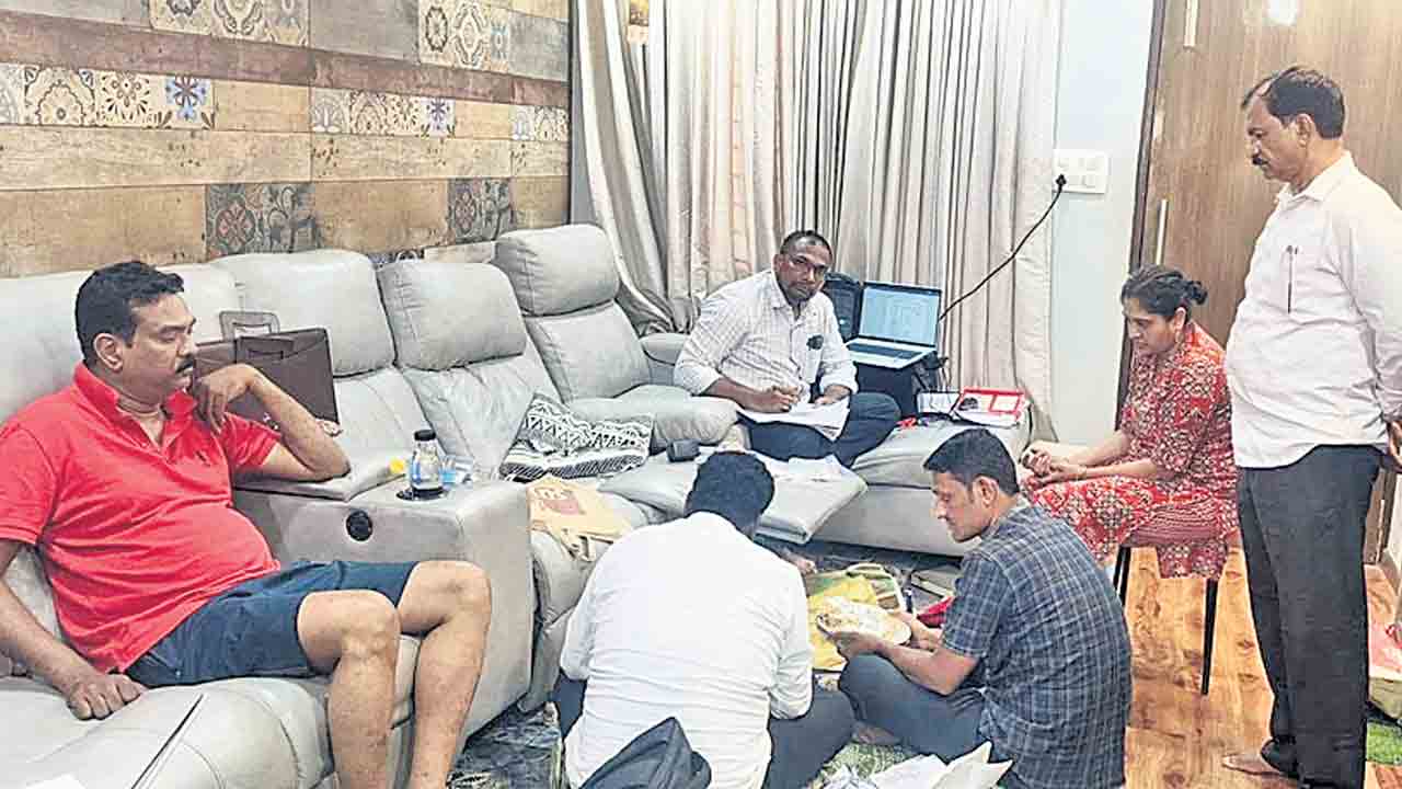నిమ్స్‌ వైద్యుడి ఆస్తులు 80 కోట్లు.. అడిషనల్‌ సూపరింటెండెంట్‌ లక్ష్మీభాస్కర్‌పై ఏసీబీ నజర్‌