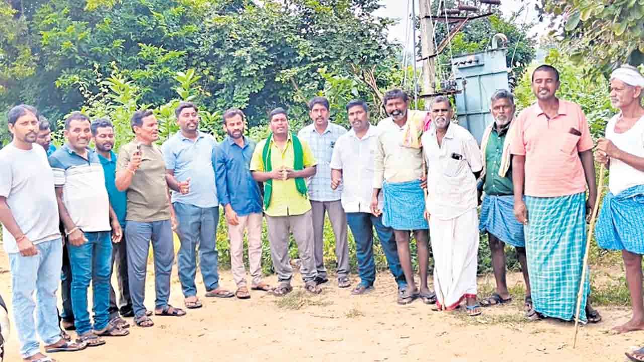 విద్యుత్తు కోతలపై రైతుల ఆందోళన.. సూర్యాపేట జిల్లా గొట్టిపర్తిలో ట్రాన్స్‌ఫార్మర్‌ వద్ద నిరసన