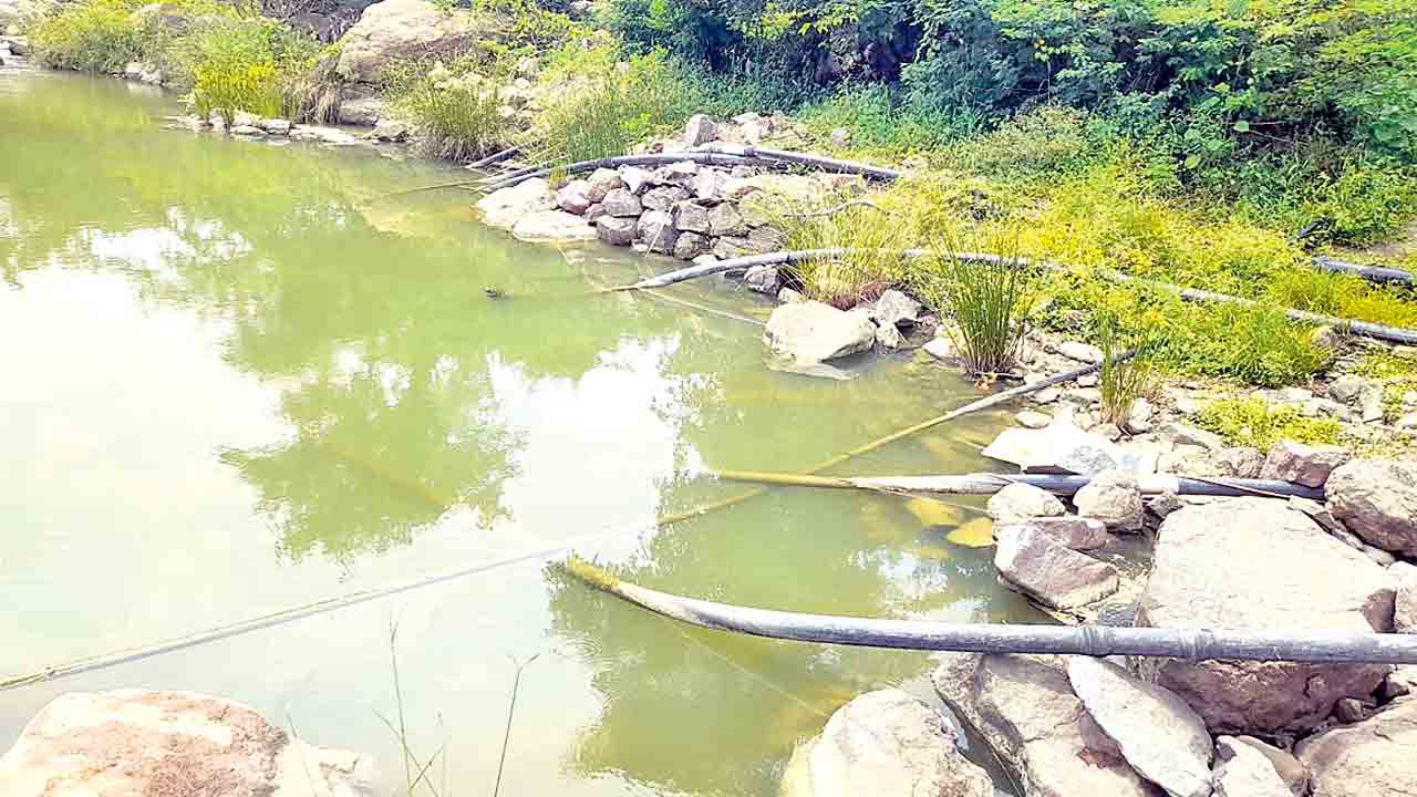 యథేచ్ఛగా జలదోపిడీ.. హిమాయత్‌సాగర్‌లో మోటార్లతో నీటిని తోడుతున్న అక్రమార్కులు