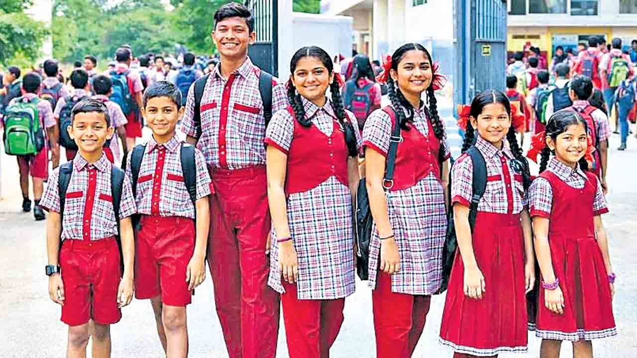 అడ్రెస్‌ లేదు.. ఇప్పటికీ అందని యూనిఫాంలు