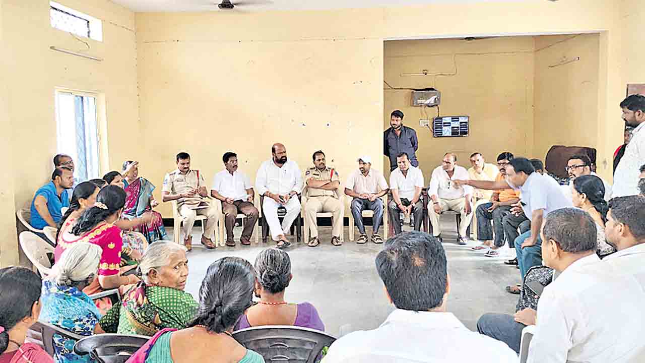 మహిళాభవన్‌లో ఠాణా వద్దు.. వ్యతిరేకించిన నాయకులు, మహిళలు
