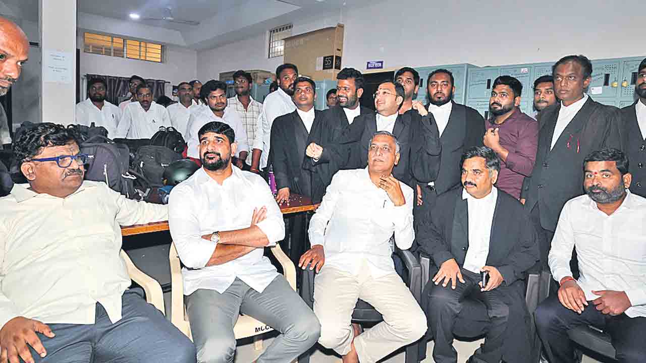 అబద్ధాలు ప్రచారం చేస్తే కోర్టుకీడ్చుతాం.. మాజీ మంత్రి హరీశ్‌రావు హెచ్చరిక