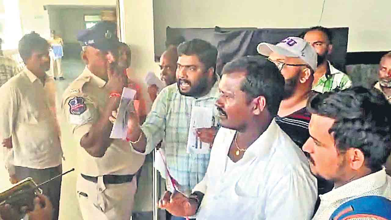భట్టి చాంబర్‌పై బాధితుల దండయాత్ర!
