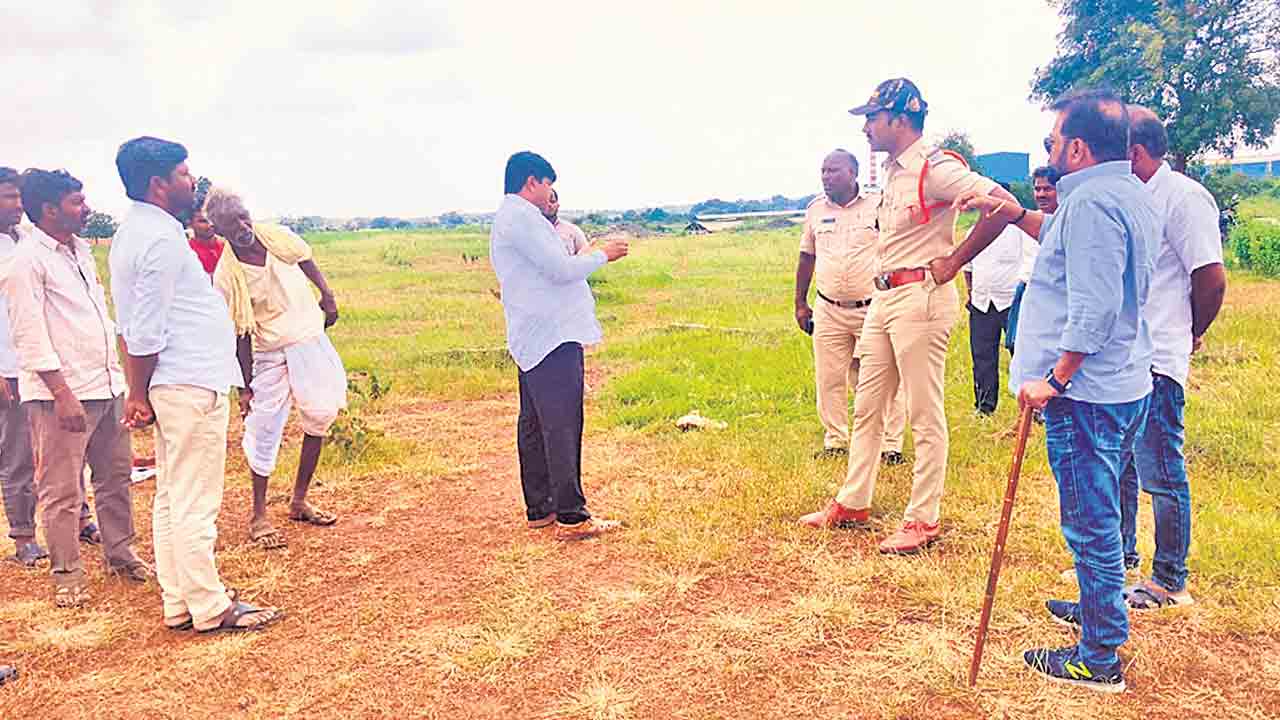 కేకే కుటుంబ సభ్యుల దౌర్జన్యం!