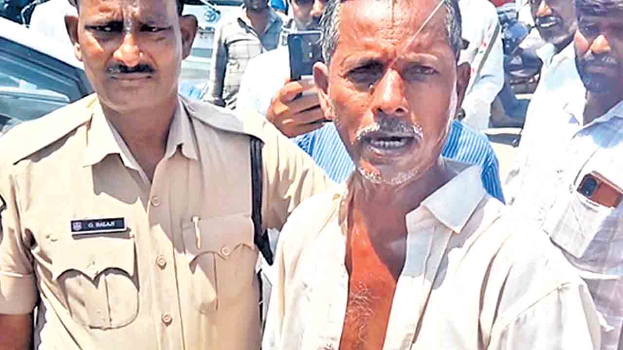 జనగామ కలెక్టరేట్‌ ఎదుట రైతు ఆత్మహత్యాయత్నం
