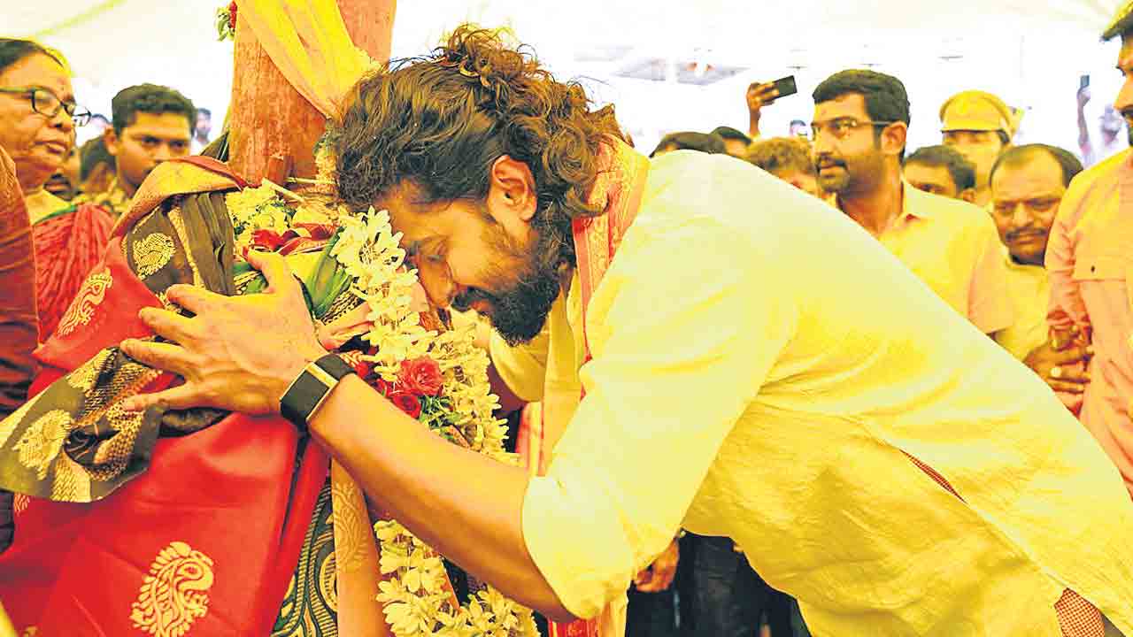 మేడారంలో ‘ప్యారడైజ్‌’ టీం సందడి
