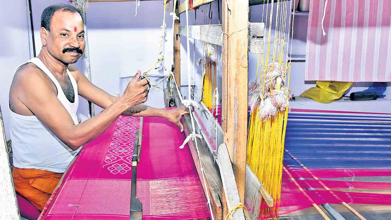నేత కార్మికుల సమస్యలు పరిష్కరించాలి